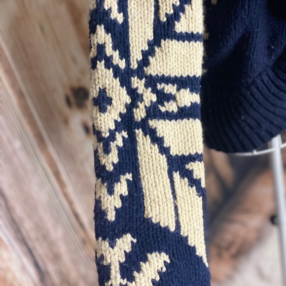 American Eagle Winter Sweater - Picture 14 of 15